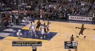 反胯下拉回晃倒防守球员细节,胯下急停拉回运球怎么把人晃倒