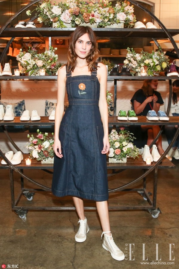运动鞋配什么连衣裙子好看,运动鞋与裙子怎么搭出高级感
