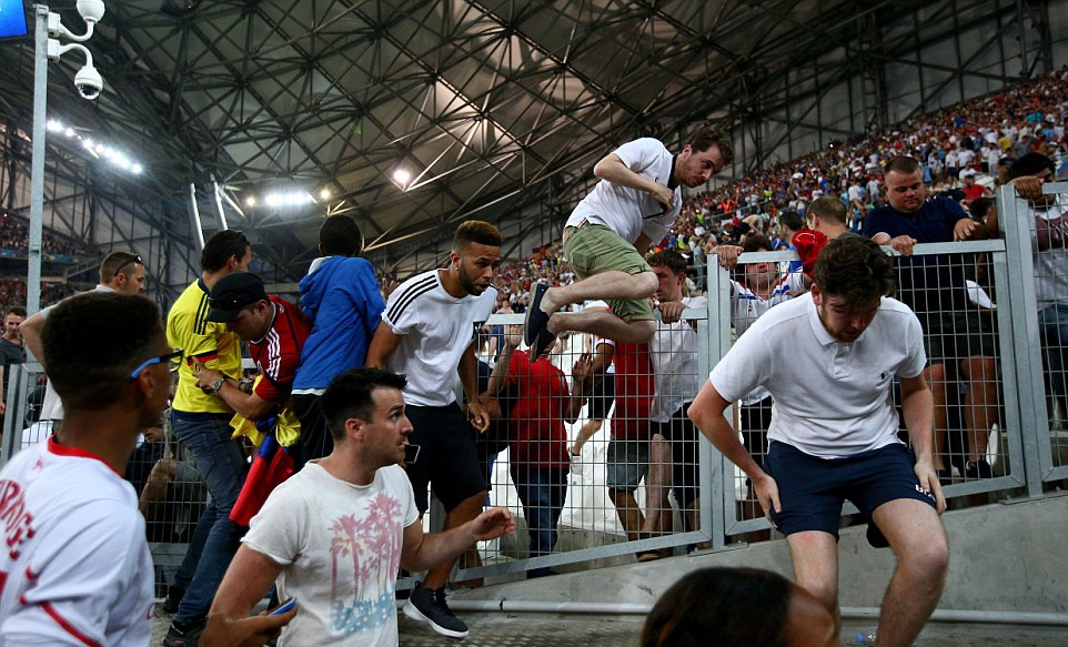 欧洲杯俄罗斯和英国球迷打架,欧洲杯英俄互殴记者街头