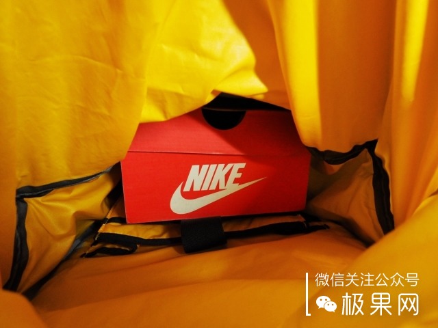 踏海淋雨还怕东西沾水？把东西装这个包全搞定