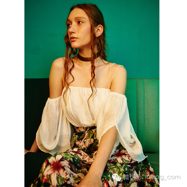 裹胸吊带宽肩,裹胸吊带需要怎么穿搭