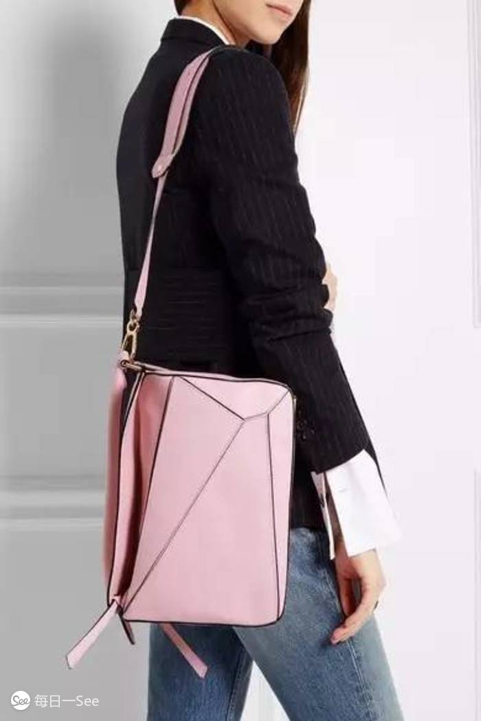 100个值得买的包包品牌,今年很流行宽肩带包包