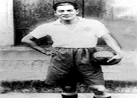 他是狗洞练球走出的“世界球王”，中国足球逝去的传奇