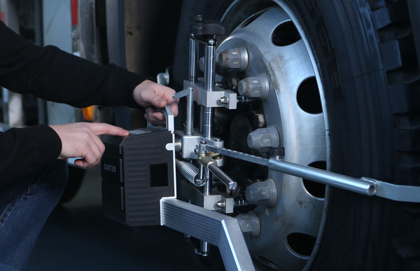 四轮定位和底盘定位哪个好,小车四轮定位多少公里定位一次