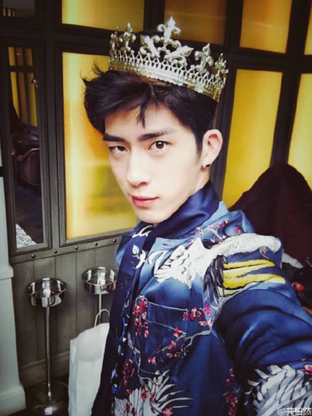 井柏然男装周放大招这美少女战士同款刘海可不是闹的