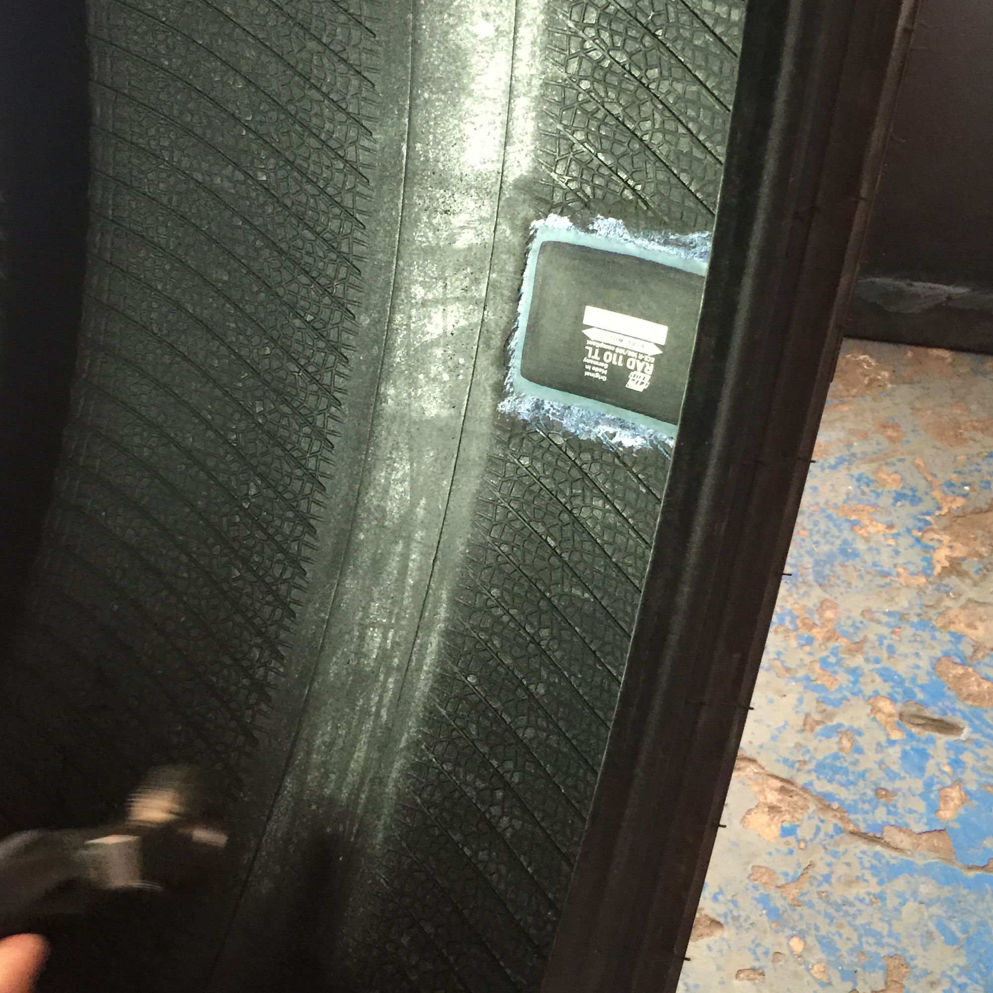 倒霉轮胎扎钉子,倒霉汽车轮胎被扎