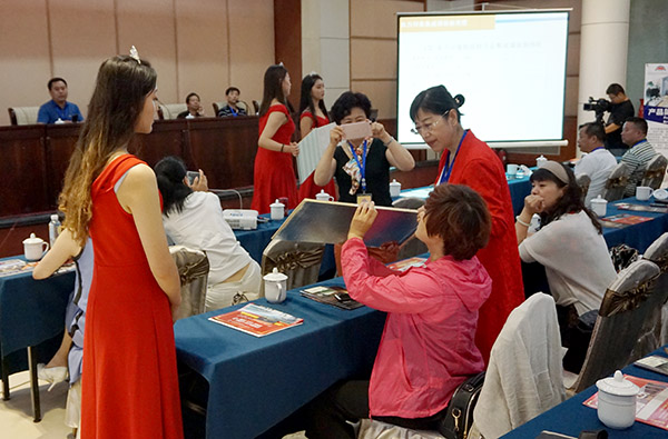 涓滄柟鍗拌薄涓浗鏃跺皻鐩涘吀,涓滄柟鍗拌薄娲诲姩