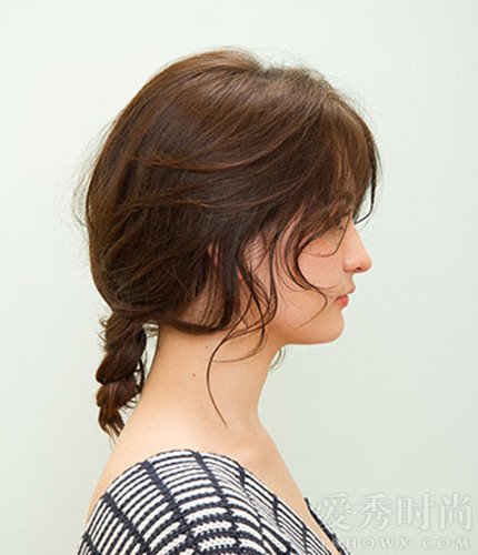 法式烫发中长发慵懒怎么扎,发量多夏季中长发发型扎法