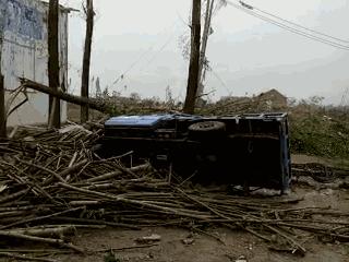 龙卷风来临时在室外避险自救方法,如果我们被龙卷风吸入了如何自救