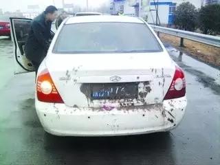 这智商，还有脸遮挡车牌？