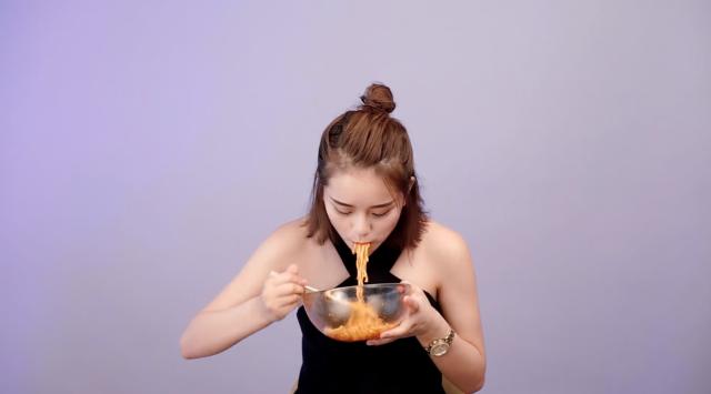 挑战史上超辣火鸡面辣到爆,挑战三倍辣火鸡面结果被辣哭了