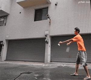 怎么不用手就能把足球给拿起来,打不过就把足球拿起来