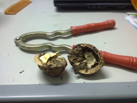 六个核桃怎么才能快速打开,没有核桃夹子怎么打开核桃