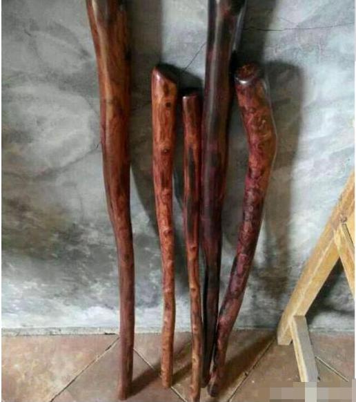 被奸商坑惨了,100万买的海黄料,切开后才知道是紫檀柳假冒的