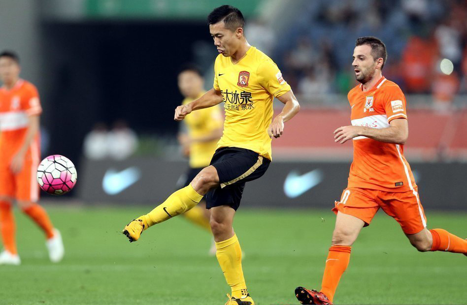 他是职业足球赢家，教练喜欢的多面手，攻防兼备成恒大中场发动机