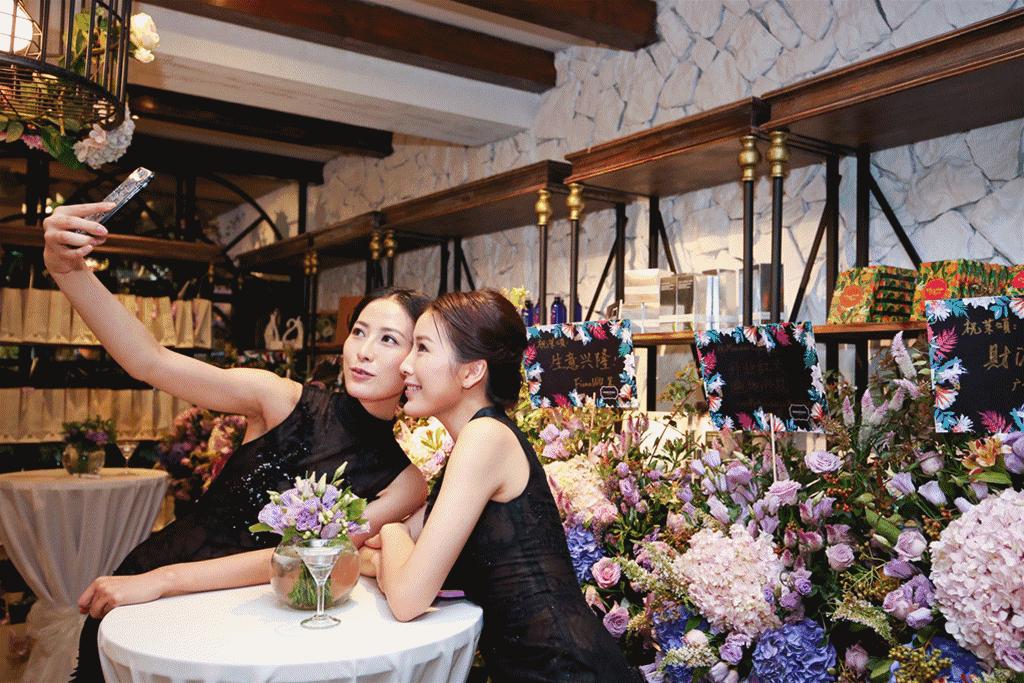 这位当过服装设计师的餐厅老板,搬了一座巴黎花园到餐厅,女孩们