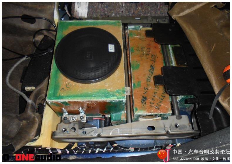 除了超薄低音，看他怎样把低音倒模在座椅下面，很严谨