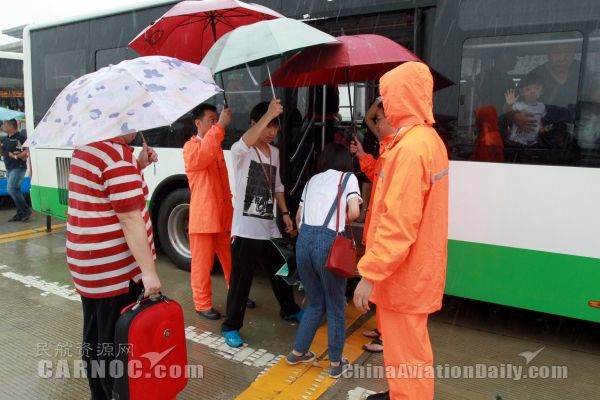 暴雨带来了一丝凉意,暴雨中的机场