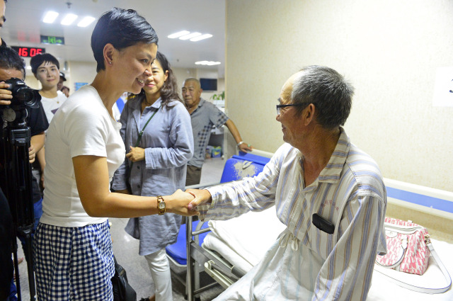 老张的病房被“挤爆”了!对于大家的捐款,他有话说