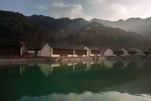 准备了三十年又建了六年“逆向”做地产的他在名山中造出了绝美的房子