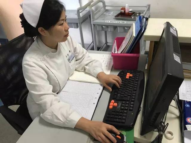 致敬暴雨时守护我们的人,致敬在暴雨中的坚守