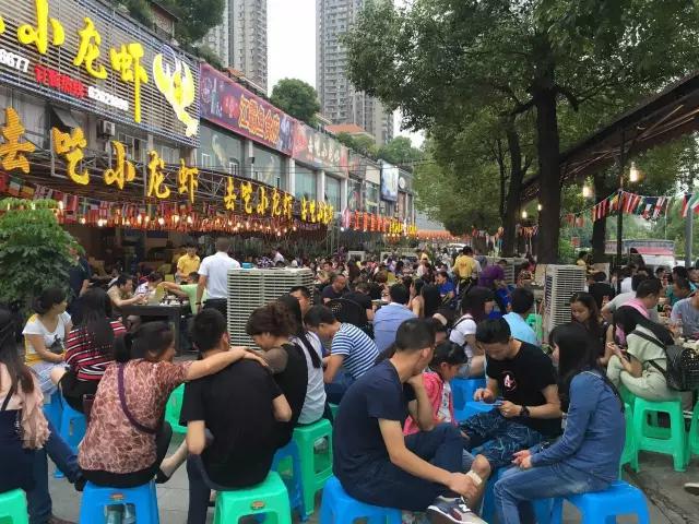 同样一家店，别人排成“葛优瘫”，我们吃到嗨翻天！