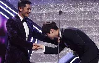 为什么大家都喜欢鹿晗,为什么那么多人都喜欢鹿晗