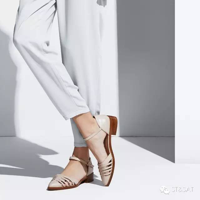 鞋子里面磨脚怎么办小妙招,鞋子后脚跟磨脚该怎么处理