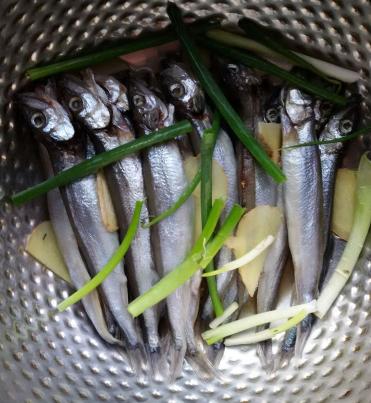 香煎多春鱼老东北,锡纸香煎多春鱼