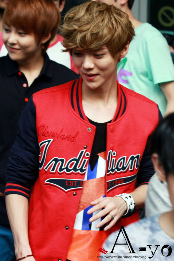 鹿晗巅峰时期有多夸张高街穿搭,鹿晗早期惊艳足球服照