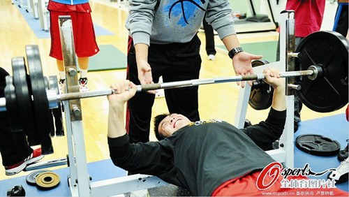 为什么卧推手腕痛,卧推手腕疼正常吗