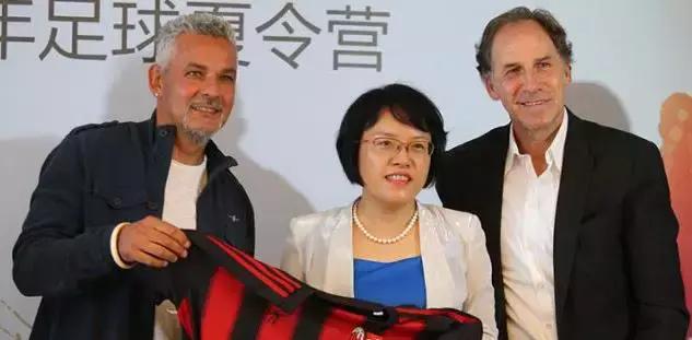 一位男神今天来到了青岛！粉丝见到他纷纷泪奔