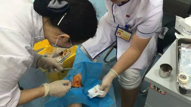 致敬暴雨时守护我们的人,致敬在暴雨中的坚守