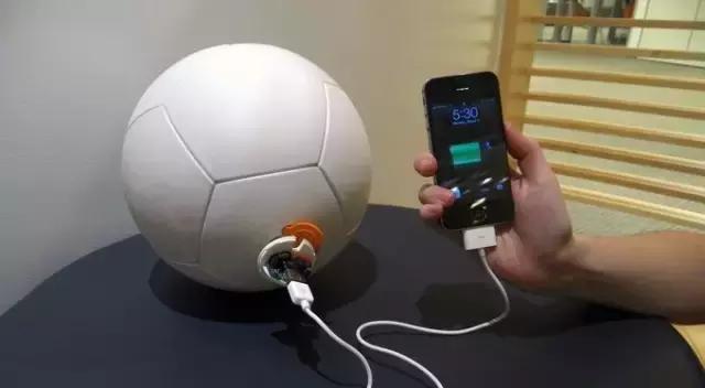 她用一个足球，解决了非洲家庭的供电难题。