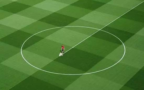 为了球员跑得欢,英国人已经和草坪死磕了80年