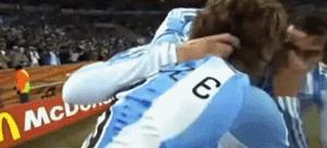 进球庆祝抓草皮吃被红牌罚下,庆祝进球之后被队友打