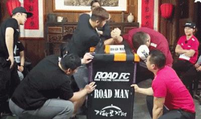 韩国选手欺负中国选手却被反击,韩国选手恶意挑衅