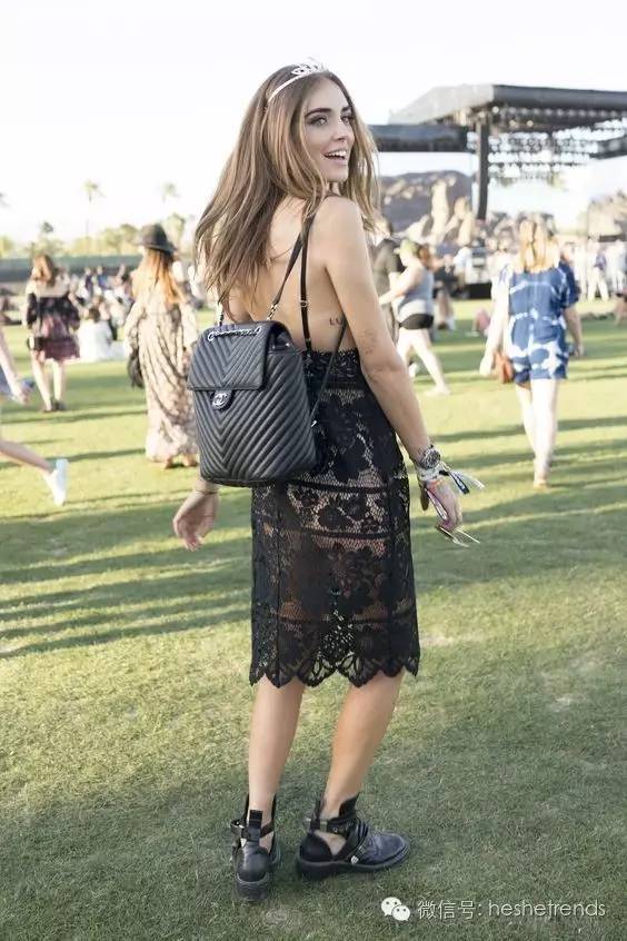 你知道就算大雨让整座城市颠倒你还可以解放双手背双肩包