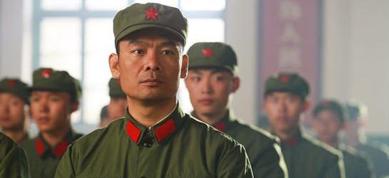 他出道多年无绯闻,33岁出道的他专注演戏32年零绯闻