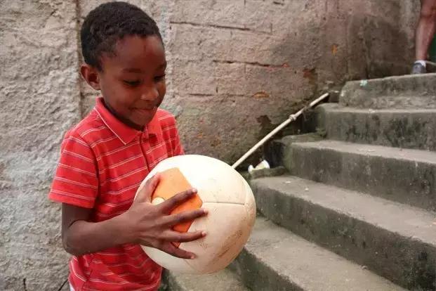 她用一个足球，解决了非洲家庭的供电难题。