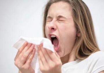 为什么有的人打喷嚏味道难闻,为什么打喷嚏出来的气那么臭