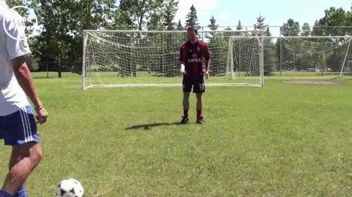 足球技巧8种最为实用的,足球防球的技巧