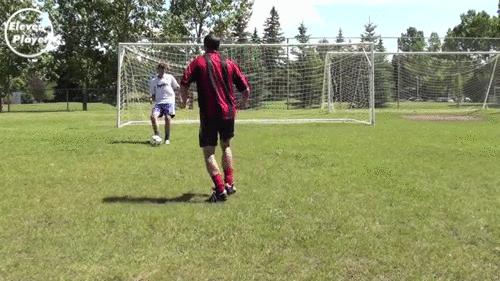 足球技巧8种最为实用的,足球防球的技巧