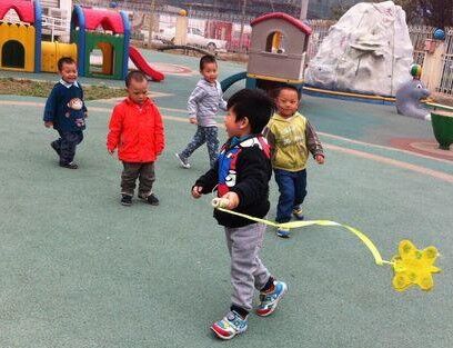 幼儿园小班自制玩具户外活动游戏,幼儿园托班体育器械集体游戏