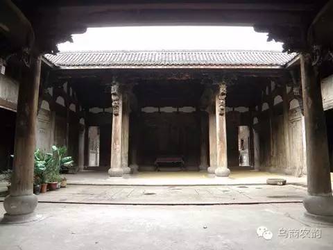 义乌这座老宅横梁的小鱼会变色，随天气一变一个准，你说神不神？