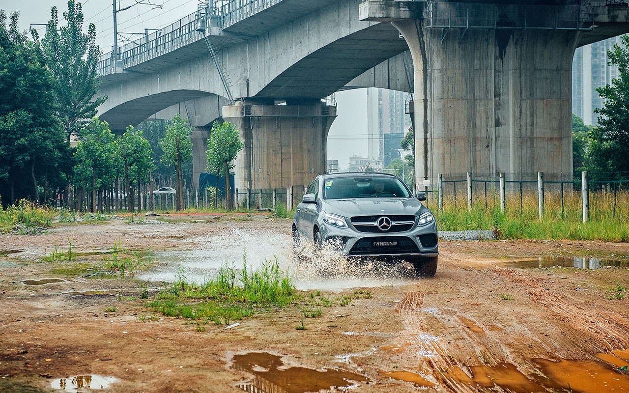 2022款奔驰gle450试驾视频,2024款奔驰gle400试驾测评