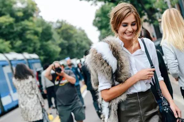 公司年会礼服鞋子怎么搭配,年会晚宴着装要求通知