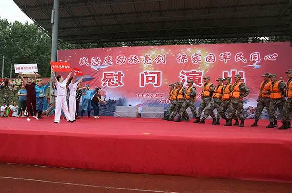 安徽无为百姓给抗洪救灾部队送饭,抗洪结束人民群众欢送感动流泪