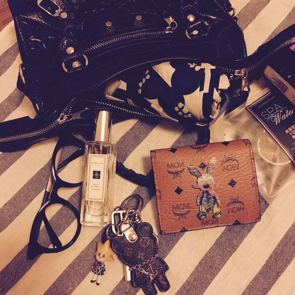 粉丝寄来了一箱包包,粉丝发来的包裹