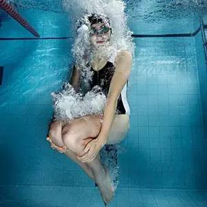 游泳抽筋怎么办最快解决,游泳抽筋怎么办动画视频